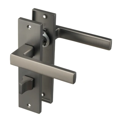 Afbeelding van Ostiumhome® Deurbeslag Deurklink op kort schild met WC Slot 64 mm Gun Metal Novara