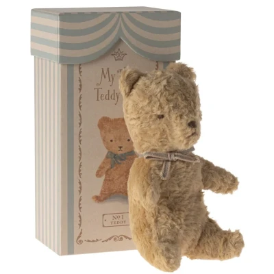 Afbeelding van Maileg knuffelbeer my first teddy met strik sand 19 cm