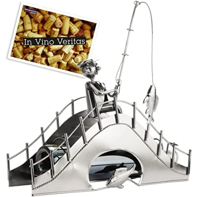 Afbeelding van BRUBAKER Flessenhouder visser op een brug metalen sculptuur cadeau met wenskaart
