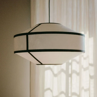 Afbeelding van New Works hanglamp Kite, Ø 55 cm, wit / zwart, 3 lamps.