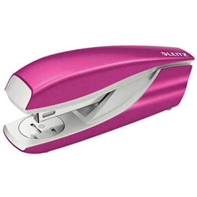 Afbeelding van Leitz Nietmachine, capaciteit 30 vellen, ergonomische metalen behuizing, nietjes, WOW serie, 55021023 metallic roze