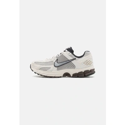 Afbeelding van Nike Sportswear ZOOM Vomero 5 Sneakers laag, Dames, Maat: 40.5, Phantom/metallic platinum/light iron ore/baroque brown/black Imitatieleer/ textiel
