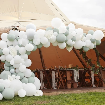 Afbeelding van Luxe witte &amp; salie groene ballonnenboog kit