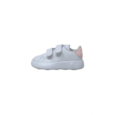 Afbeelding van Adidas advantage in de kleur wit.