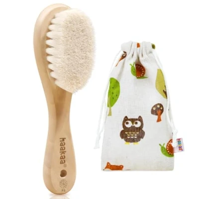 Afbeelding van haakaa Houten haarborstel voor pasgeborenen en peuters, zachte natuurlijke geitenharen haarborstel, ideaal de wieg, perfect babyverlanglijstcadeau met zakje
