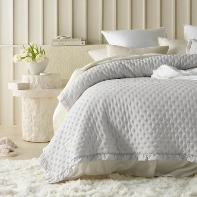 Afbeelding van ROOM99 Molly Elegante sprei lichtgrijs, 170 x 210 cm, veelzijdig inzetbaar, ideaal als bedsprei of bankovertrek, deken voor bed en bank, gewatteerde stijl,