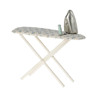 Afbeelding van Maileg poppenhuis strijkplank met strijkbout blauwe bloemen 13 cm