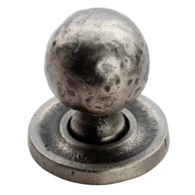 Afbeelding van Fingertip Designs Gehamerde kastknop 32mm op rozet Pewter