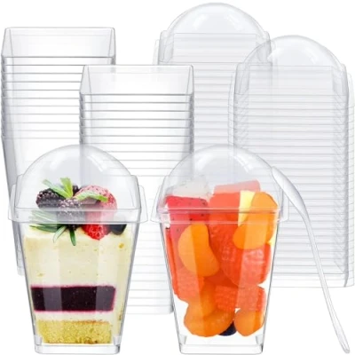 Afbeelding van KAHEIGN 50 stuks transparante plastic dessertkopjes met deksel en lepels, 150 ml, vierkante voor dessert, pudding, mousse, feest (7,5 cm x 5,5 cm)