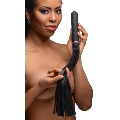 Afbeelding van XR Brands Vibra Lasher Vibrerende Siliconen Dildo Flogger black