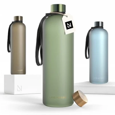 Afbeelding van LARS NYSØM Drinkfles &#039;Blæst&#039; Ultralichte tritan waterfles 1500ml BPA vrij, lekvrij Inclusief 2 deksels Sage Gold