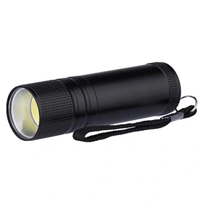 Afbeelding van EMOS E3894 Mini led zaklamp met polsband, schokbestendig, 100 lumen lichtstroom, lichtbereik 15 m, werkt op batterijen, zwart, 2,6 x 8,6 cm