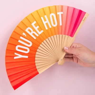 Afbeelding van Fisura Handwaaier van hout met opschrift &quot;You are h*t&quot;, moderne kleurrijke accessoires roze en oranje kleurverloop, draagbare ventilator ophanghaak, afmetingen: 42,5 x 23 cm