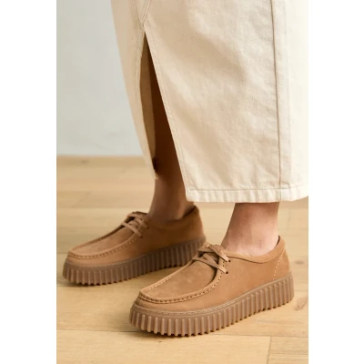 Afbeelding van Clarks Torhill BEE Sportieve veterschoenen, Dames, Maat: 37, Light tan Nubukleer