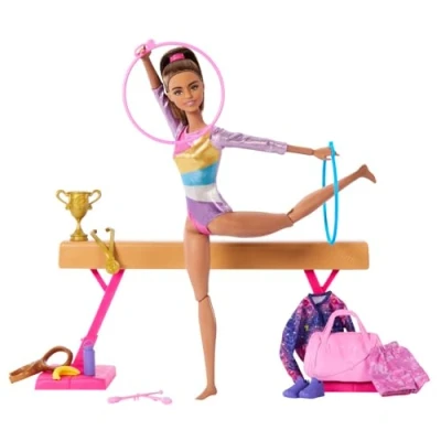 Image de Barbie Gymnastique Coffret avec poupée blonde et accessoires, pince en C pour les mouvements de bascule, poutre d’équilibre, combinaison d’échauffement bien plus encore, HRG53