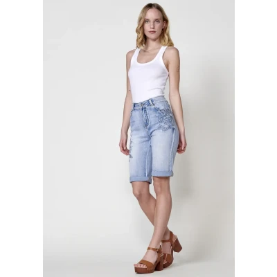 Afbeelding van Koroshi Lichtblauwe elastische shorts met middelhoge taille en vijf zakken ritssluiting metalen knoop. Onderkant dubbele omslag patch van geborduurde stoffen, Blauw, 44