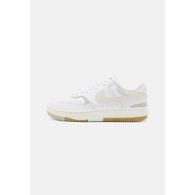 Afbeelding van Nike Sportswear Gamma Force Sneakers laag, Dames, Maat: 35.5, White/phantom/light bone/sanddrift/gum light brown Leer en imitatieleer
