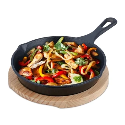 Afbeelding van Relaxdays gietijzeren pan Ø 20 cm met houten onderzetter voor kookplaat en bbq antraciet