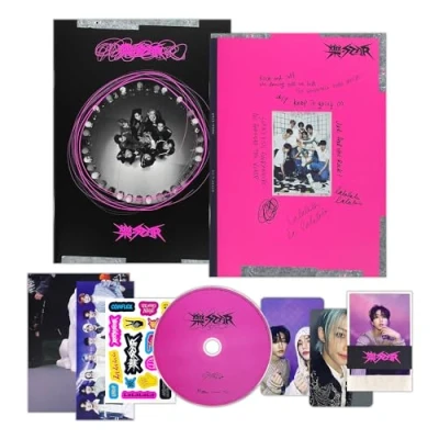 Afbeelding van Stray Kids Rock Star (Strandard Random Ver.) Fotoboek + CD R Fotokaart Mini Panoramische Poster Sticker 2 Badges 5 Extra Fotokaarten