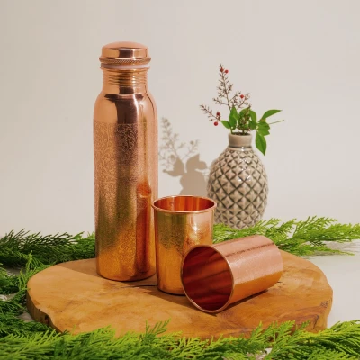 Afbeelding van Puur koperen set van fles bloempatroon ± 950 ml met 2 bekers
