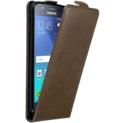 Afbeelding van Cadorabo Hoesje geschikt voor Samsung Galaxy J5 2015 in KOFFIE BRUIN Beschermhoes flip design Case Cover met magnetische sluiting