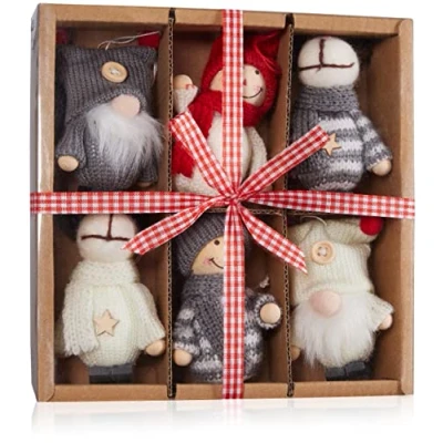 Afbeelding van BRUBAKER 6 Delige Set Kerstfiguren van Hout en Gebreid Boomhanger Rendier Kabouters Winterkinderen Grote Kersthanger 9 10 cm Boomdecoratie Kerstkabouter in Geschenkverpakking
