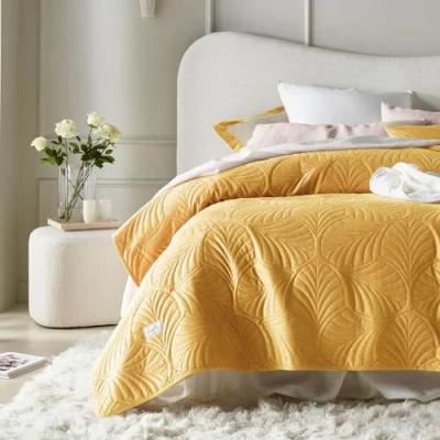 Afbeelding van ROOM99 Feel Elegante sprei mosterd, 220 x 240 cm, veelzijdig inzetbaar als bedsprei of bankovertrek, deken voor bed en bank, gewatteerde stijl, ideaal fluwelen