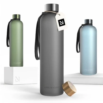Afbeelding van LARS NYSØM &#039;Blæst&#039; Ultralichte tritan waterfles 1000ml BPA vrij, lekvrij, geschikt voor koolzuurhoudende dranken Inclusief 2 deksels Cool Grey