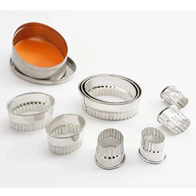 Afbeelding van thermohauser 9 stuks ovale uitsteekvormen van roestvrij staal, gegolfde rand, diameter 2,4 tot 8,2 cm, in metalen opbergdoos