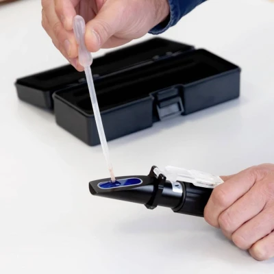 Afbeelding van PCE Instruments Brix refractometer met LED verlichting