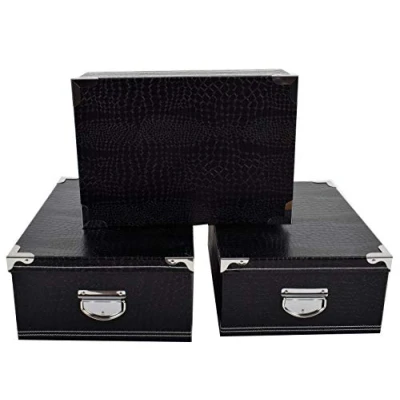 Afbeelding van 2.J. 2J Black Set van 3 kartonnen opbergdozen met zwart deksel metalen hoeken en handgrepen. Afmetingen: 38 x 26,5 14, 40 28,5 15, 42 30 16 cm