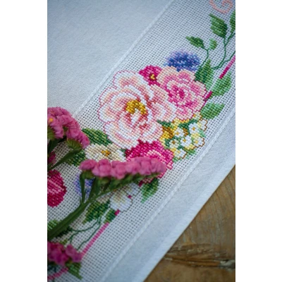 Afbeelding van PN 0164423 Aida tafelkleed kit Klassieke bloemen en vlinders Vervaco