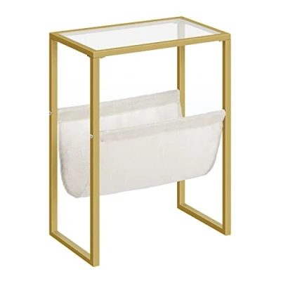 Afbeelding van Slanke gouden nachtkastje met tijdschriftenlus gemaakt van stof en glazen blad, geschikt voor kleine ruimtes, slaapkamer, woonkamer, kantoor, eigentijdse stijl