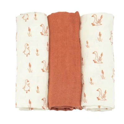 Afbeelding van Trois Kilos Sept Set van 3 babyluiers Vierkant chiffon, katoen 70 x cm Veelzijdig inzetbaar: deken, knuffeldier, slabbetje, zonwering Oeko tex gecertificeerd Ganzenmotief Terracotta
