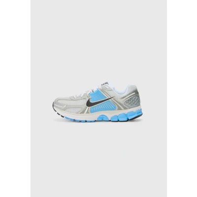 Afbeelding van Nike Sportswear ZOOM Vomero 5 Sneakers laag white/black/pure platinumcoloured/univ blue/cool grey/silvercoloured, Heren, Maat: 42.5