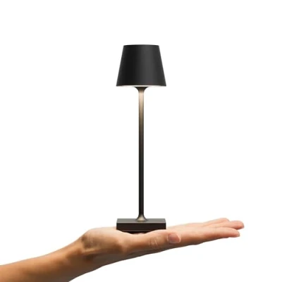 Afbeelding van SIGOR Nuindie pocket Kleine dimbare led tafellamp voor binnen en buiten, IP54 bescherming, hoogte 21 cm, oplaadbaar met USB C, 7 uur batterijduur, nachtzwart