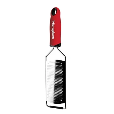 Afbeelding van Microplane Keukenrasp fijn voor harde kaas, citrusvruchten, knoflook, chili, kaneel en nootmuskaat uit de Gourmet Serie in rood/roestvrij staal