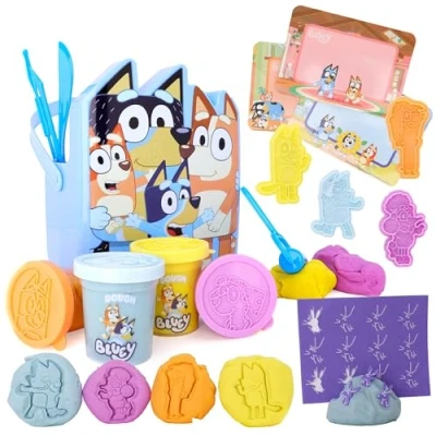 Afbeelding van Toyland® 17 delige activiteitenset met Bluey deegemmer, 4 pasta, 3 koekjessnijders, 1 rol, stempels, uitwisbare speelschermen en emmer, kunst knutselspeelgoed