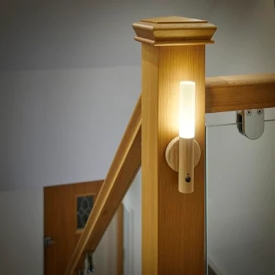Afbeelding van Auraglow Intelligente led wandlamp, draagbaar, oplaadbaar, nachtlampje, gebruik binnenshuis, magnetische basis (grenen, 1 stuk)