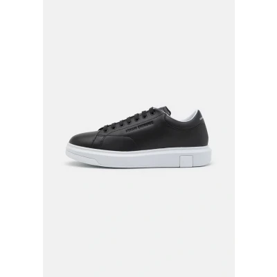 Afbeelding van Armani Exchange Venice herensneakers met logo in reliëf, zwart, 45,5 EU, zwart.