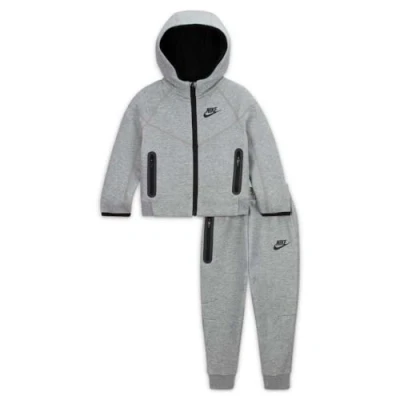 Afbeelding van Nike JongensMeisjes Tech Fleece trainingspak met logo 2 delig in de kleur Grijsmele, maat: 116
