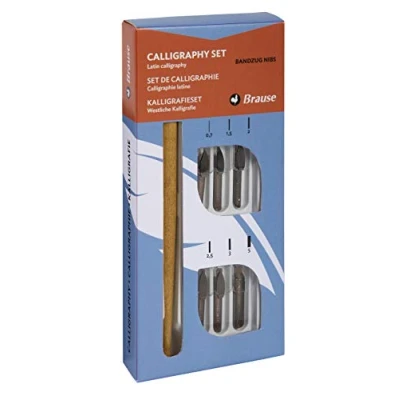 Afbeelding van Brause 141B een kalligrafieset bestaande uit 6 bandzug veren (0,7 mm, 1,5 2 2,5 3 mm en 5 mm), penhouder handleiding