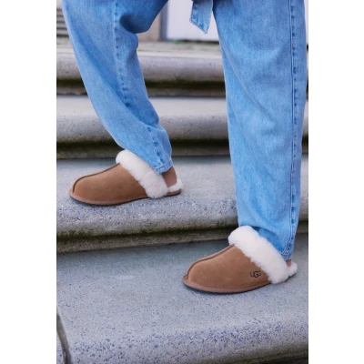 Afbeelding van UGG dames Scuffette II pantoffel met schapenvacht in de kleur Cognac, maat: 36