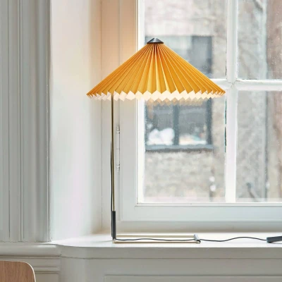 Afbeelding van HAY Matin 380 LED tafellamp met plooi, geel