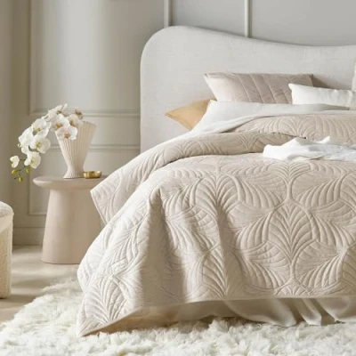 Afbeelding van ROOM99 Feel Stijlvolle sprei, veelzijdig te gebruiken als bedsprei of bankovertrek, gewatteerd, ideaal fluwelen bedsprei, crème 170 x 210 cm