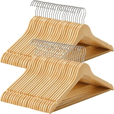 Afbeelding van SONGMICS Houten kleerhangers, 50 stuks, met antislip inkepingen, stang voor broeken, haken 360 draaibaar, pakken, overhemden, jassen, houtkleuren en zilver, CRW001