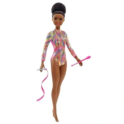 Afbeelding van Barbie GTW37, Ritmisch Gymnaste Pop (30 cm), Brunette, in Kleurrijk Glanzend Turnpakje, met 2 Stokjes en een Lint, Geweldig Cadeau voor kinderen vanaf 3 jaar