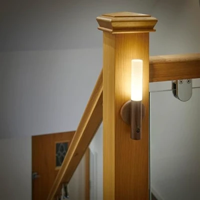 Afbeelding van Auraglow Slimme wandlamp met led sensor, draagbaar, oplaadbaar, gebruik binnenshuis, magnetische basis (1 verpakking, walnoothout)