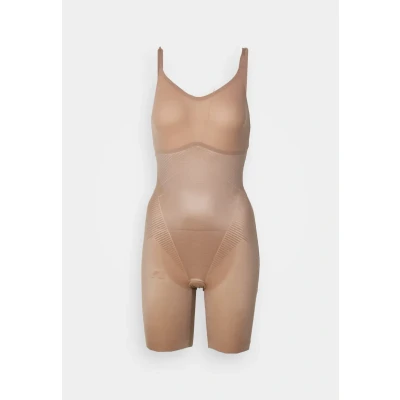 Afbeelding van SPANX dames Invisible Shaping corrigerende body in de kleur Lichtbruin, maat: M