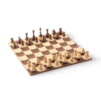 Image de UMBRA Wobble Chess. Jeu d&#039;échec Wobble. Avec pions en bois culbuto. Plateau bois. Dimension 38x38x3cm.